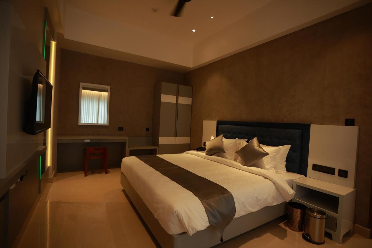 The Gold Hotel Palakkad Extérieur photo